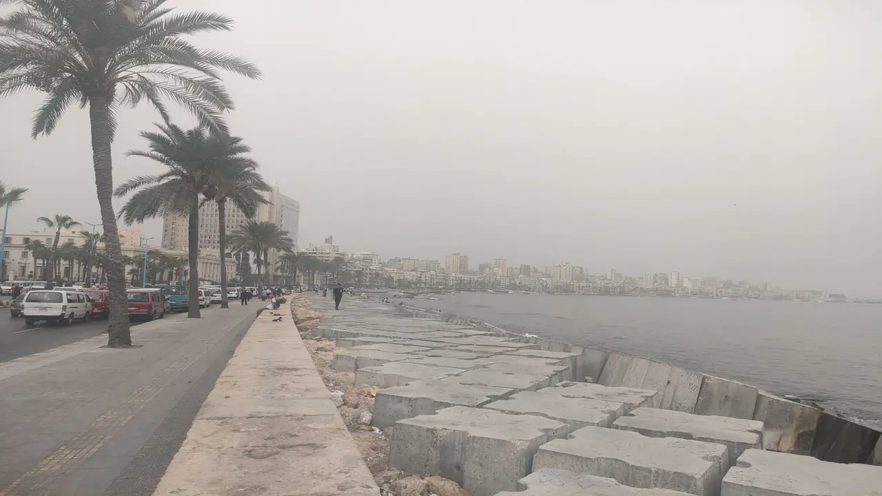 تقلبات جوية حادة وأمطار تضرب المحافظات حسب توقعات طقس اليوم الجمعة